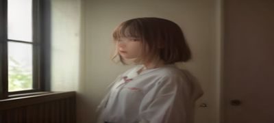 俄罗斯文学经典作品封面展示，高尔基《母亲》等描绘俄罗斯女性形象的文学名著，暖色调书房氛围